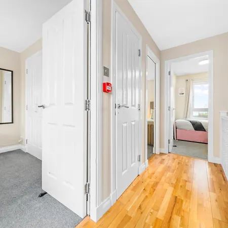 Dom wakacyjny Modern 5 Bedroom Townhouse With Free Parking Glasgow