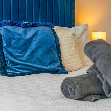 Modern 5 Bedroom Townhouse With Free Parking Glasgow