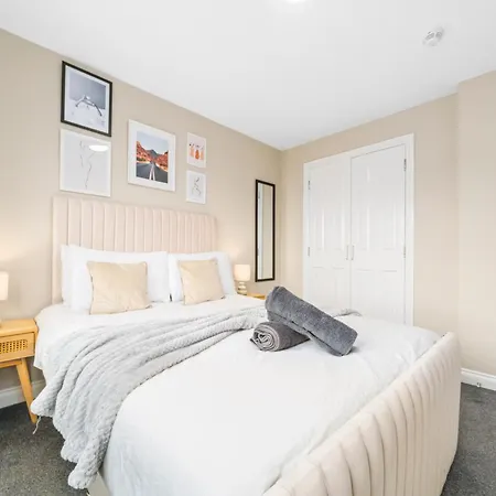 Modern 5 Bedroom Townhouse With Free Parking Dom wakacyjny