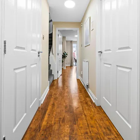 Modern 5 Bedroom Townhouse With Free Parking Glasgow