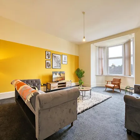 Group 4br Sleeps 11 Near Ibrox Parking Apartment *