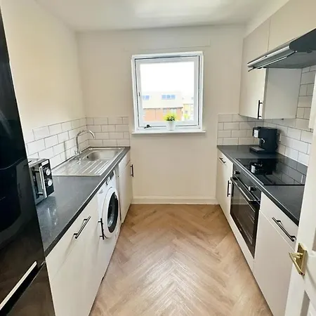 Spacious 2 Bed Near Airport Appartamento *