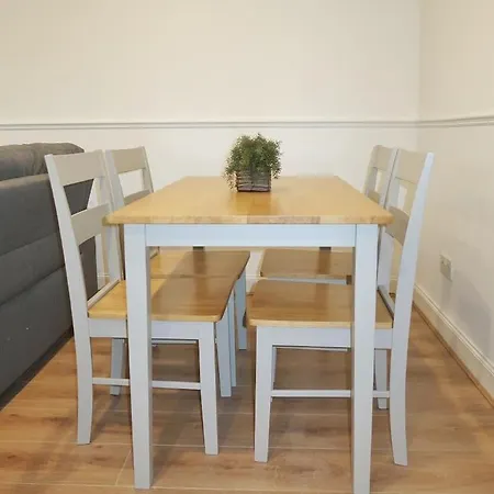 アパート Spacious 2 Bed Near Airport グラスゴー