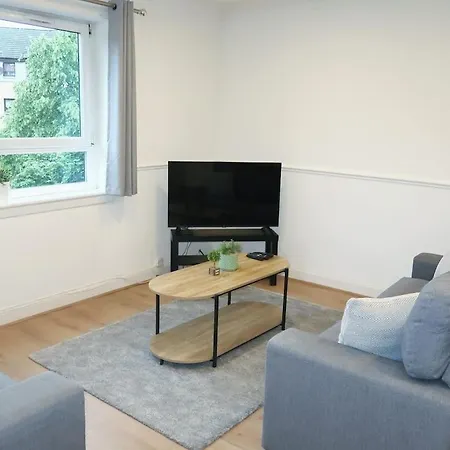Spacious 2 Bed Near Airport *