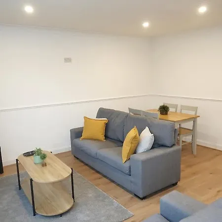 Spacious 2 Bed Near Airport グラスゴー