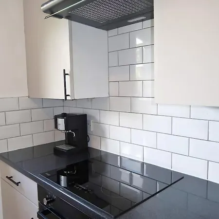 Spacious 2 Bed Near Airport Appartamento