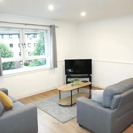 Spacious 2 Bed Near Airport 아파트 *