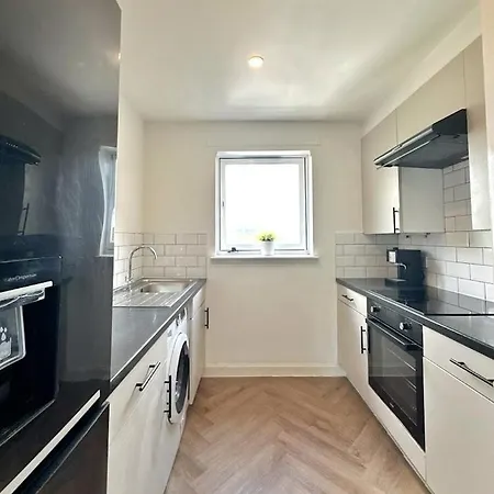 Spacious 2 Bed Near Airport 아파트 글라스고