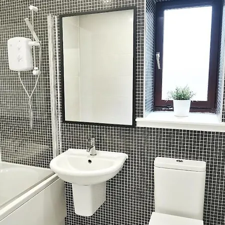 Spacious 2 Bed Near Airport 글라스고