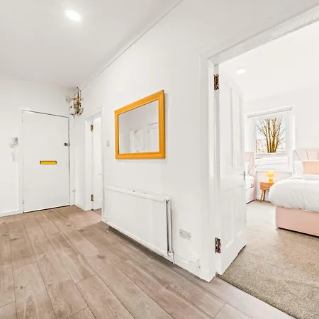 Cosy And Bright 3-bedroom Flat アパート グラスゴー