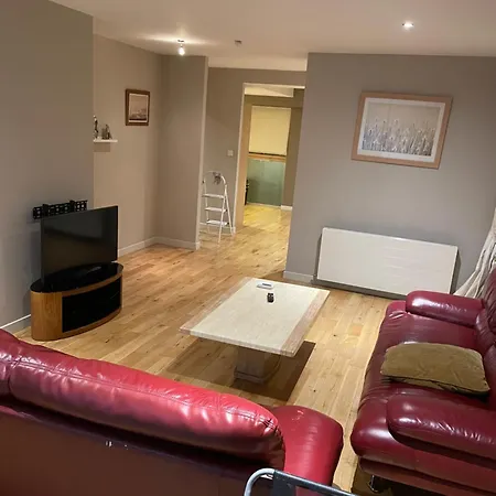 4 Bedroom Duplex Located At West End * Glasgow