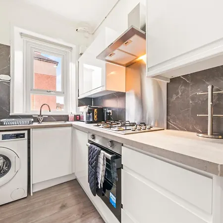 Cosy And Bright 3-bedroom Flat *