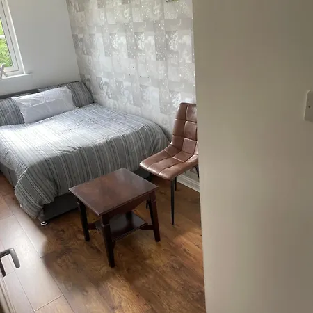 3 Beds In A 2 Bedroom Near The Centre Of *