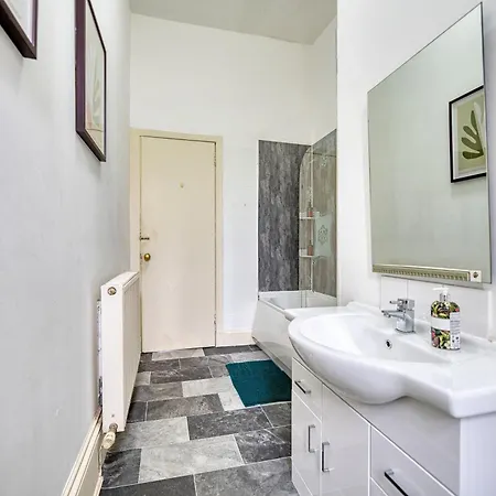 Apartment Group 4br Sleeps 11 Near Ibrox Parking *