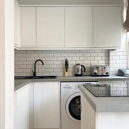 Daire Renovated West End Flat In