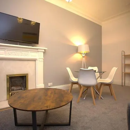 Renovated West End Flat In Glasgow