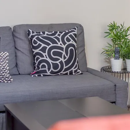 Haven Main Door & Parking - Pass The Keys 글라스고