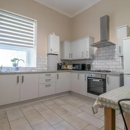 Haven Main Door & Parking - Pass The Keys Glasgow