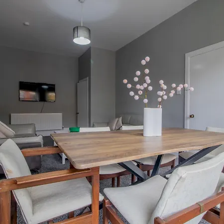 Spacious Hillhead Haven - Pass The Keys Apartment *