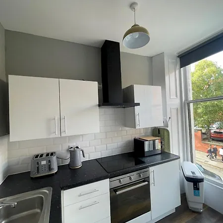 Spacious Hillhead Haven - Pass The Keys