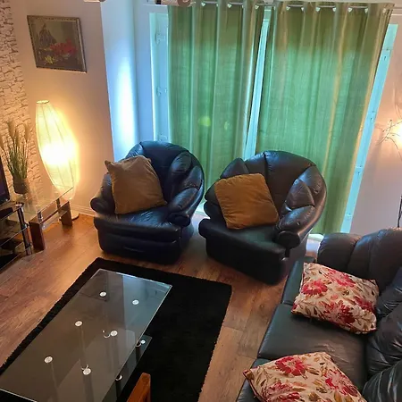 3 Beds In A 2 Bedroom Cosy Located Close To Centre Apartment
