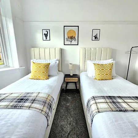 Charming 3-bed Oasis-free Parking Glasgow