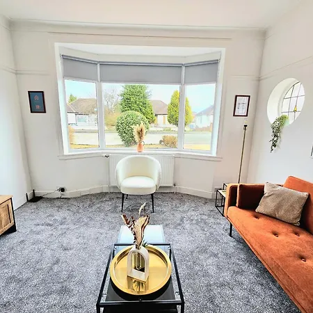 Charming 3-bed Oasis-free Parking Holiday home Glasgow