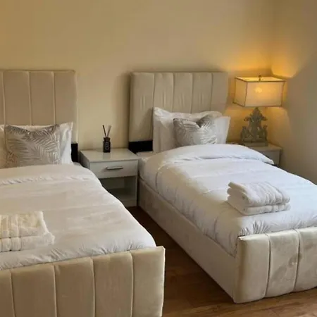 Ferienhaus Paradise - Spacious 3- Bed House