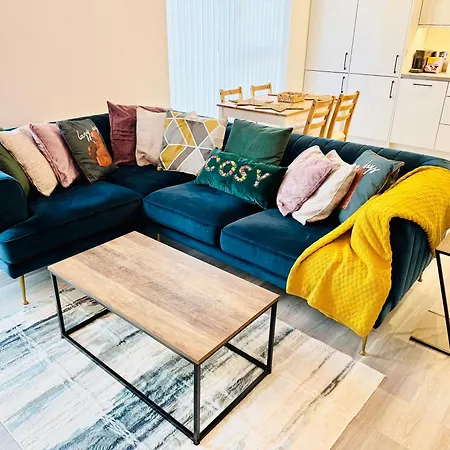 Modern Flat In Free Parking & Wifi *