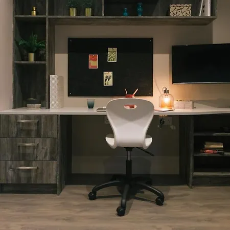 For Students Only - Bath Street In Apartment *