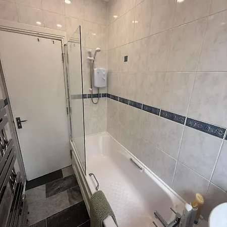 Group 3br Close To Hydro And Secc With Parking * Glasgow