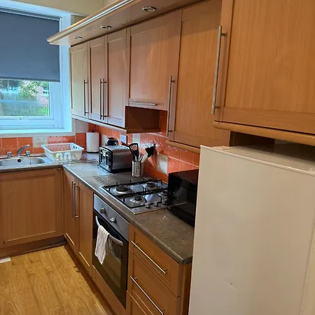 Group 3br Close To Hydro And Secc With Parking *