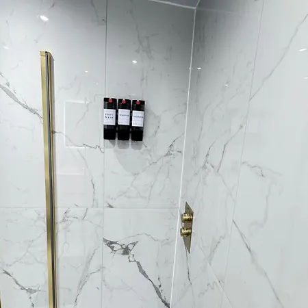 3br West End Flat W Free Parking Apartment