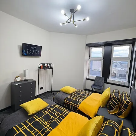 3br Modernised Sleeps 8, Walking Distance To West End, Free Parking