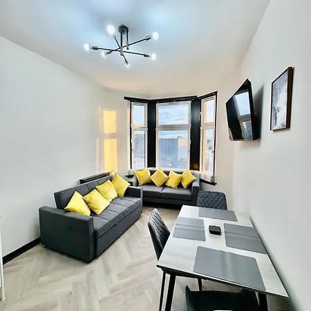 3br Modernised Sleeps 8, Walking Distance To West End, Free Parking 아파트