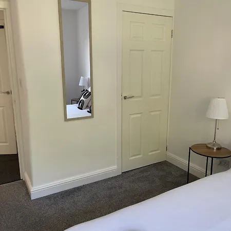 With 2 Bedrooms דירה