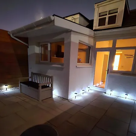 Nyaraló Newly Renovated Gem - Free Parking & Modern Comfort