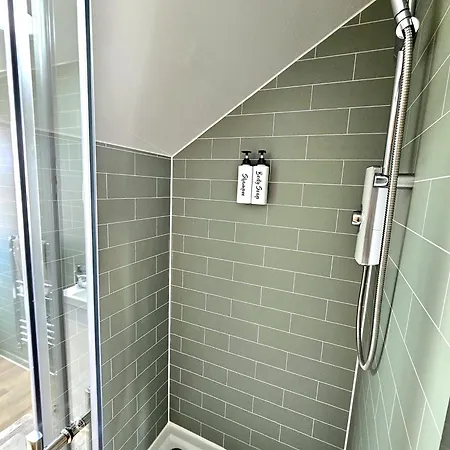 Newly Renovated Gem - Free Parking & Modern Comfort Glasgow