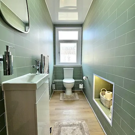 Newly Renovated Gem - Free Parking & Modern Comfort Ferienhaus *