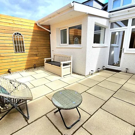 Newly Renovated Gem - Free Parking & Modern Comfort Ferienhaus