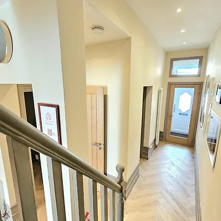 Ferienhaus Newly Renovated Gem - Free Parking & Modern Comfort