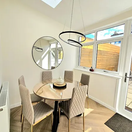 Newly Renovated Gem - Free Parking & Modern Comfort Сasa de vacaciones Glasgow