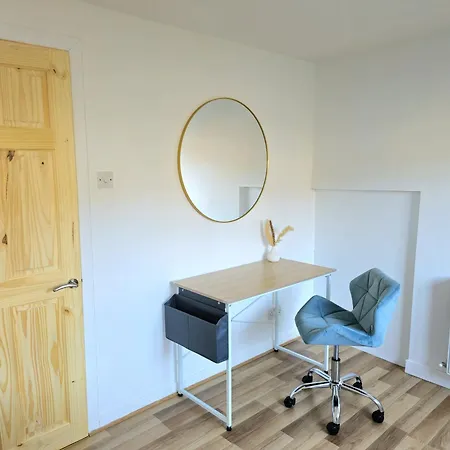 Spacious Haven With Free Parking Vakantiehuis