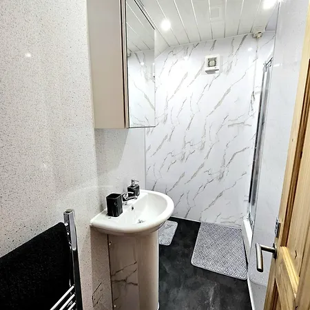 Дом отдыха Spacious Haven With Free Parking *