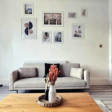 Spacious Haven With Free Parking בית נופש