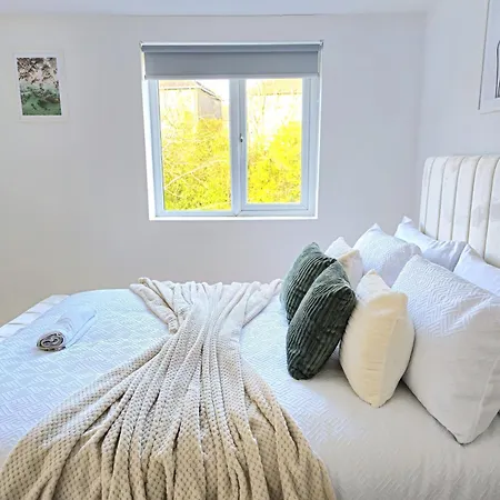 Spacious Haven With Free Parking *