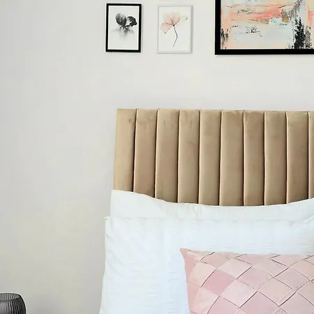 Vakantiehuis Spacious Haven With Free Parking