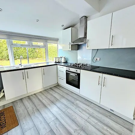 Vakantiehuis Spacious Haven With Free Parking *