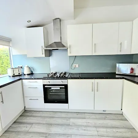 Spacious Haven With Free Parking *