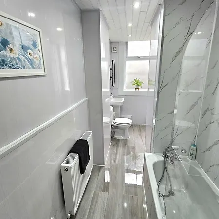 Spacious Haven With Free Parking Vakantiehuis *